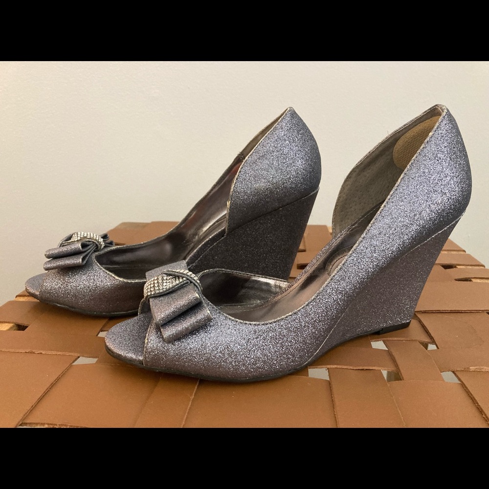 New with defects 8 m metallic Nina peep toe wedges with bow